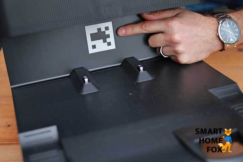 QR-Code der iRobot Roomba j7+ Clean Base ist in der Nahaufnahme zu sehen